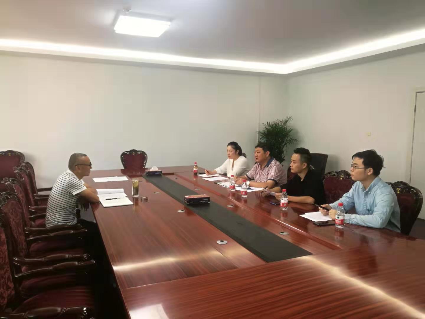 為盡快落實公租房運營管理購買服務(wù)，今天上午市安居公司總經(jīng)理陶永午與中標單位建設(shè)銀行建信公司就合同簽訂、人員配備和介入管理事宜進行商談。.jpg