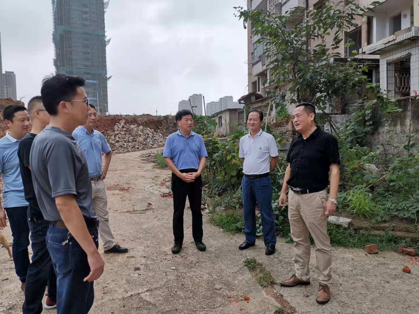 為加快方家沖、造紙廠和桂花園新安置區(qū)建設(shè)，2019年9月5日下，市城建集團(tuán)總經(jīng)理衛(wèi)民陪同市政府副秘書長劉陳寅深入項(xiàng)目建設(shè)現(xiàn)場，調(diào)度推進(jìn)安置區(qū)征遷工作.jpg