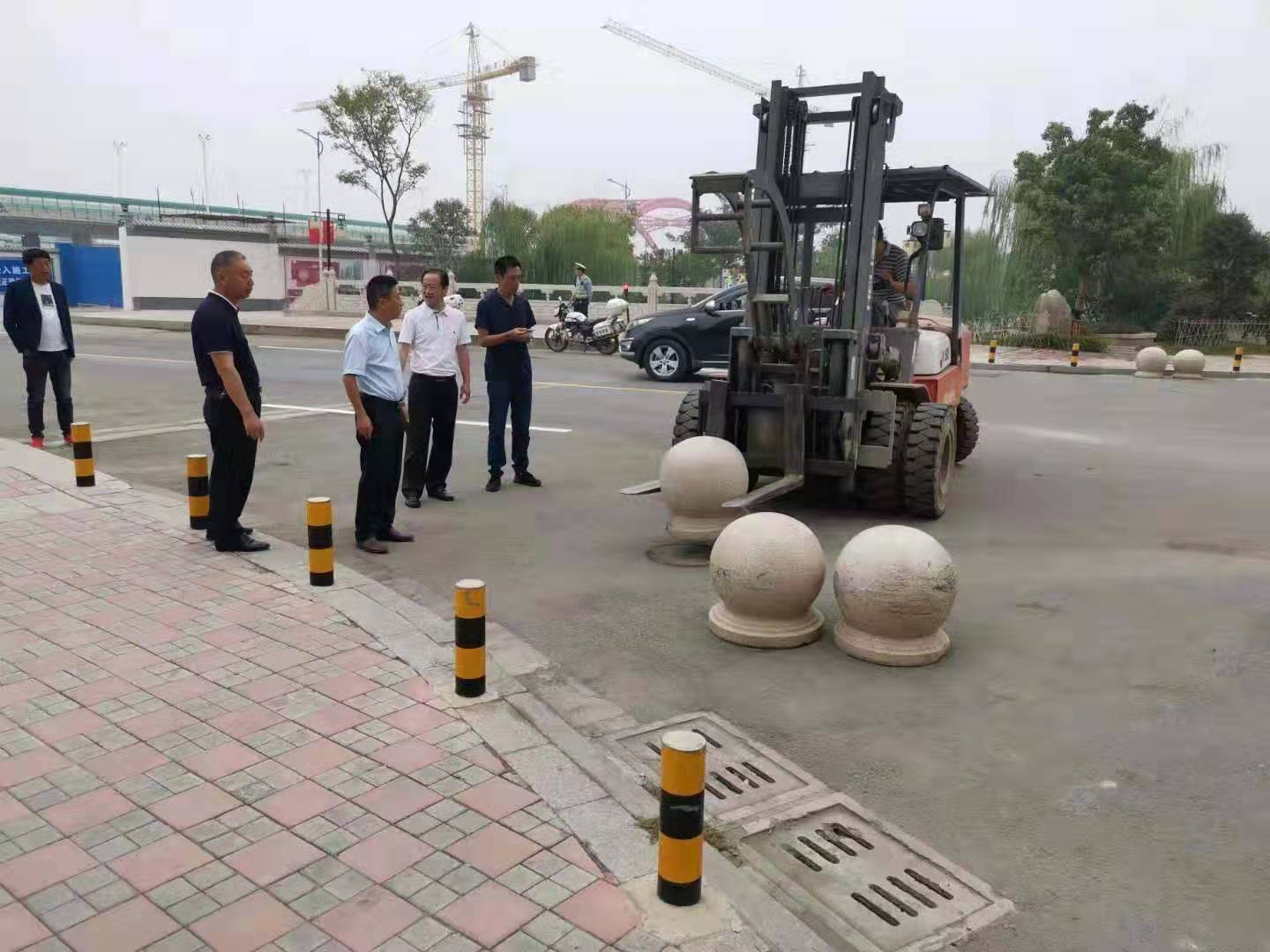 為向新中國(guó)成立七十周年獻(xiàn)禮，市城建集團(tuán)攻堅(jiān)克難，實(shí)現(xiàn)了北門棚改區(qū)域民生路10月1日零時(shí)順利通車。國(guó)慶假期，市城建集團(tuán)堅(jiān)持做好一線工作，在與交警部門共同做好民生路通車保障工作外，抓細(xì)節(jié)，抓落實(shí)，確保其他各項(xiàng)工作有序推進(jìn)。.jpg